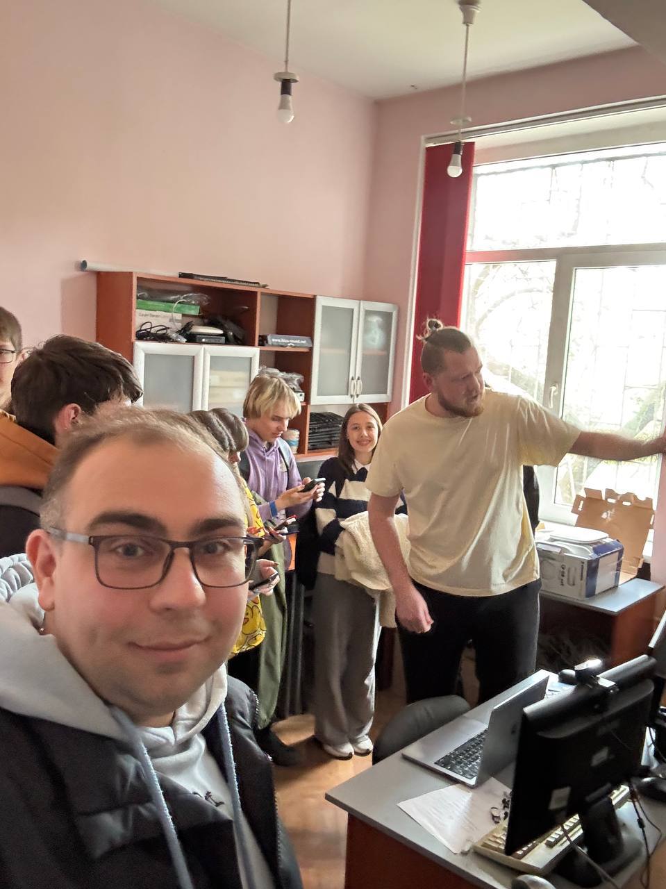 Working meeting of students and laboratory team near equipment